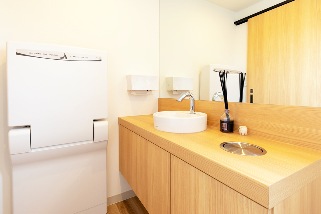 <strong>パウダールーム</strong><p>明るく清潔なパウダールームです。診察前の歯磨きや診療後のお化粧直しなど、気軽にご利用ください。ベビーチェア(ベビーベッド)もご用意しておりますので、赤ちゃん連れの親御さまも気軽にご来院ください。</p> 小城市牛津町・坂井歯科・矯正歯科