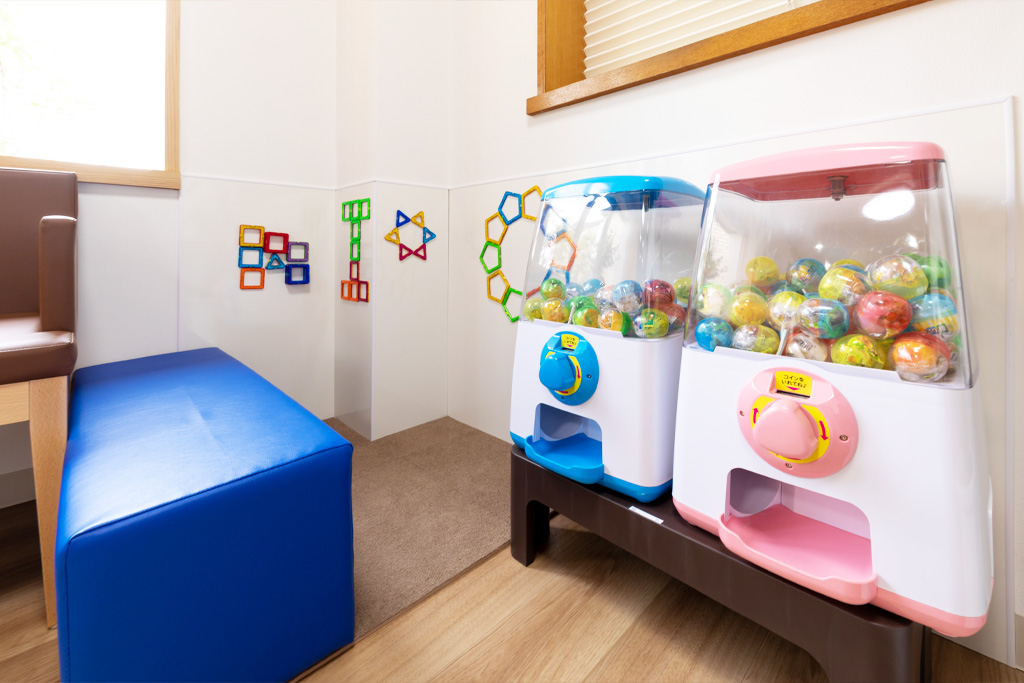 <strong>キッズスペース</strong><p>お子さまが待ち時間も楽しめるようキッズスペースも充実しております。</p> 小城市牛津町・坂井歯科・矯正歯科